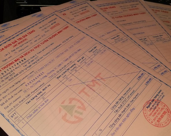 Carbonless cho phép in nội dung từ liên 1 sang liên 2 mà không cần giấy than