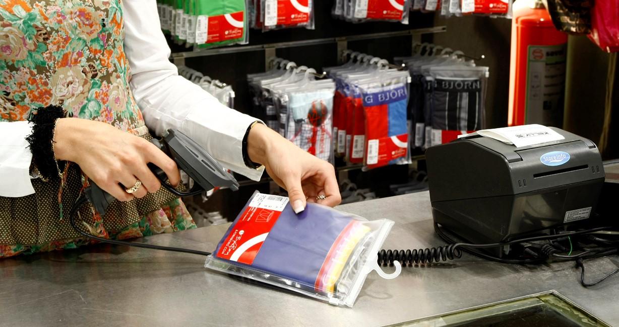 Chiếu trực tiếp máy quét lên mã vạch sản phẩm